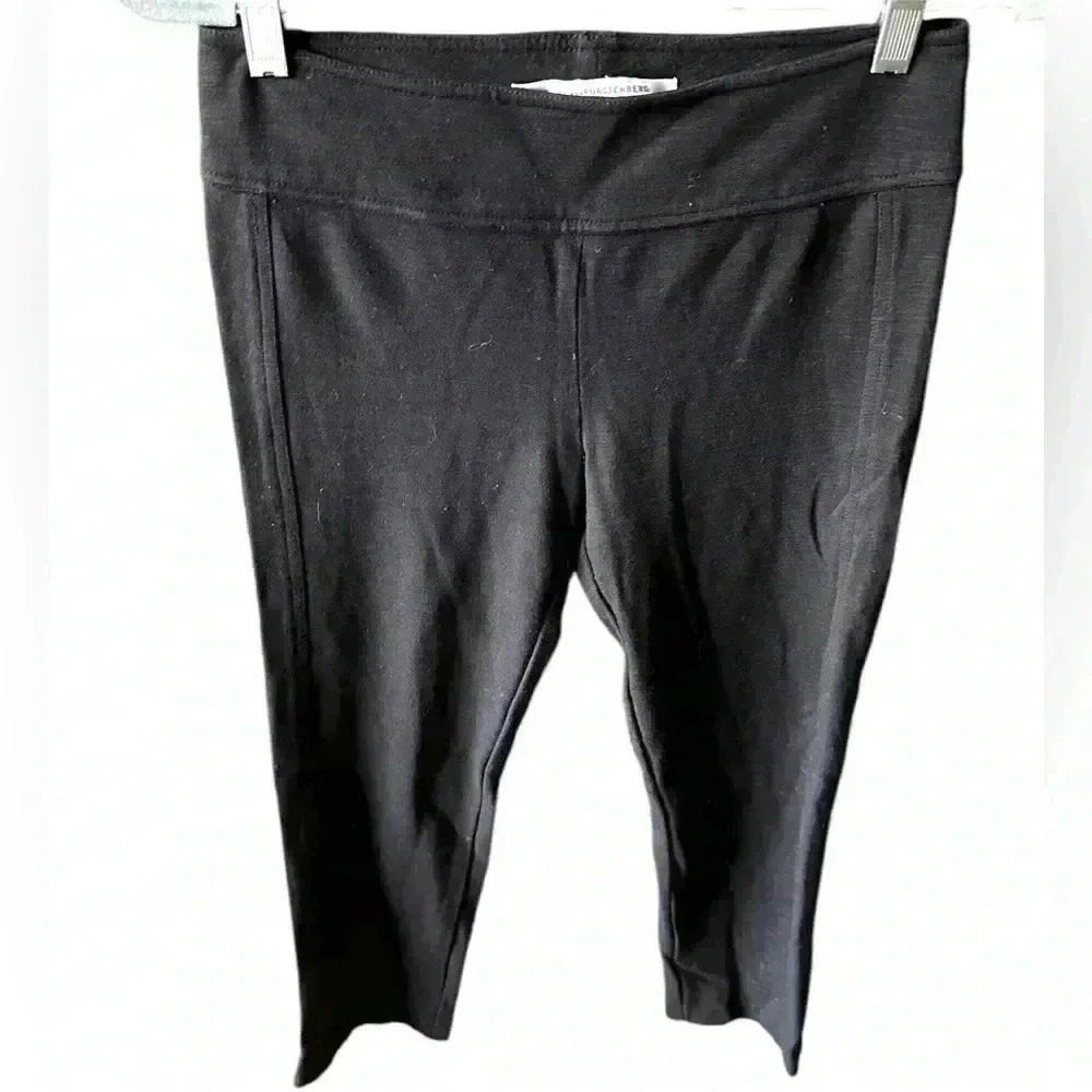 Dianne Von Furstenberg size 4 knit pant. Seam detail split vent at ankle. Soft!